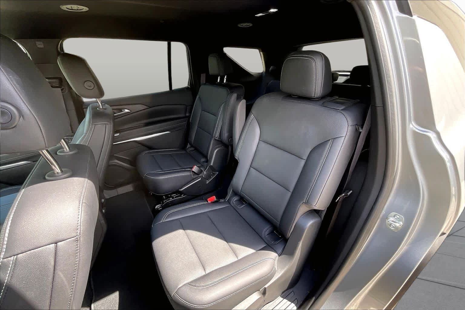 Used 2025 Chevrolet Traverse LT FWD image 25