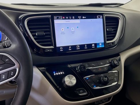 Used 2024 Chrysler Pacifica Touring-L FWD image 18