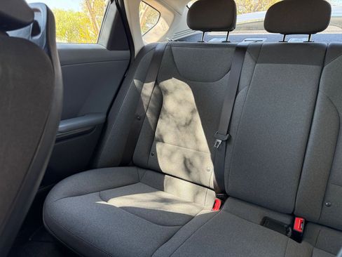 Used 2025 Kia K4 LXS image 40