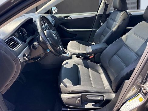 Used 2013 Volkswagen Jetta SE FWD image 24