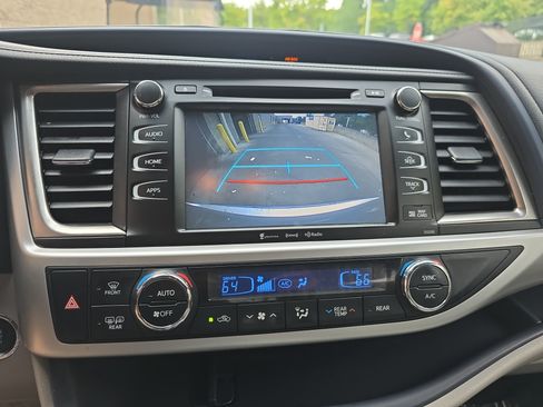 Used 2019 Toyota Highlander XLE AWD/4WD image 24