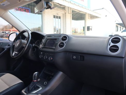 Used 2017 Volkswagen Tiguan S image 25
