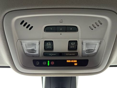 Used 2018 Chevrolet Traverse LT image 18