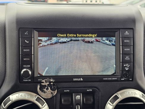 Used 2017 Jeep Wrangler Unlimited Rubicon w/ Connectivity Group AWD/4WD image 13