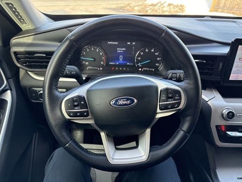 Used 2022 Ford Explorer XLT image 18