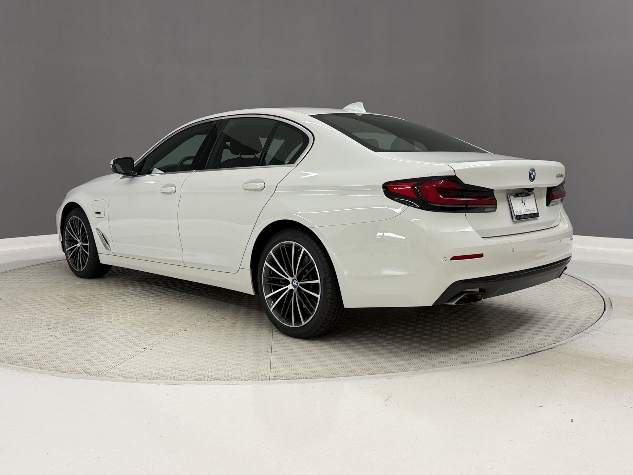 Certified 2023 BMW 530e w/ Convenience Package RWD image 3