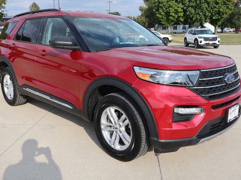 Used 2023 Ford Explorer XLT w/ Equipment Group 202A image 4