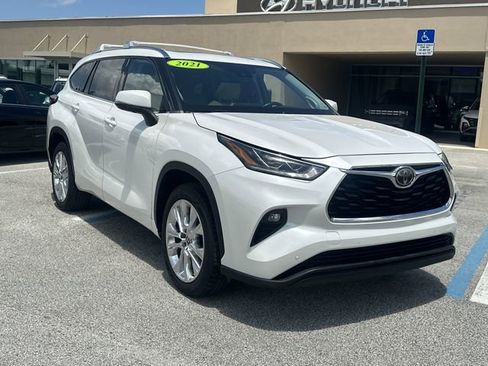 Used 2021 Toyota Highlander Limited FWD image 4