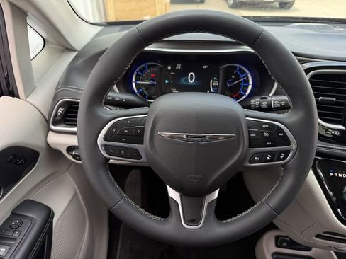 Used 2024 Chrysler Pacifica Limited FWD image 13