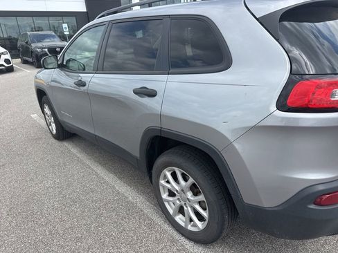 Used 2016 Jeep Cherokee Sport image 2