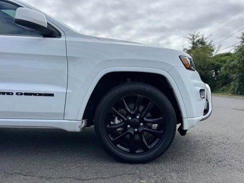 Certified 2022 Jeep Grand Cherokee Laredo X image 9