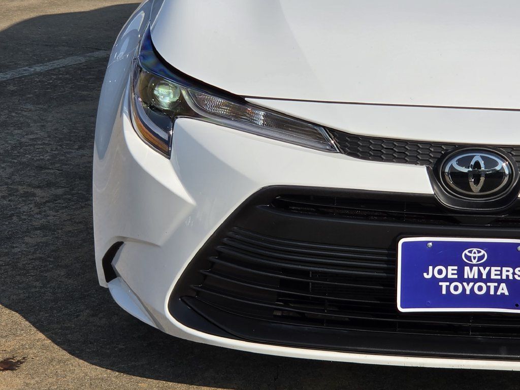 Used 2025 Toyota Corolla LE FWD image 5