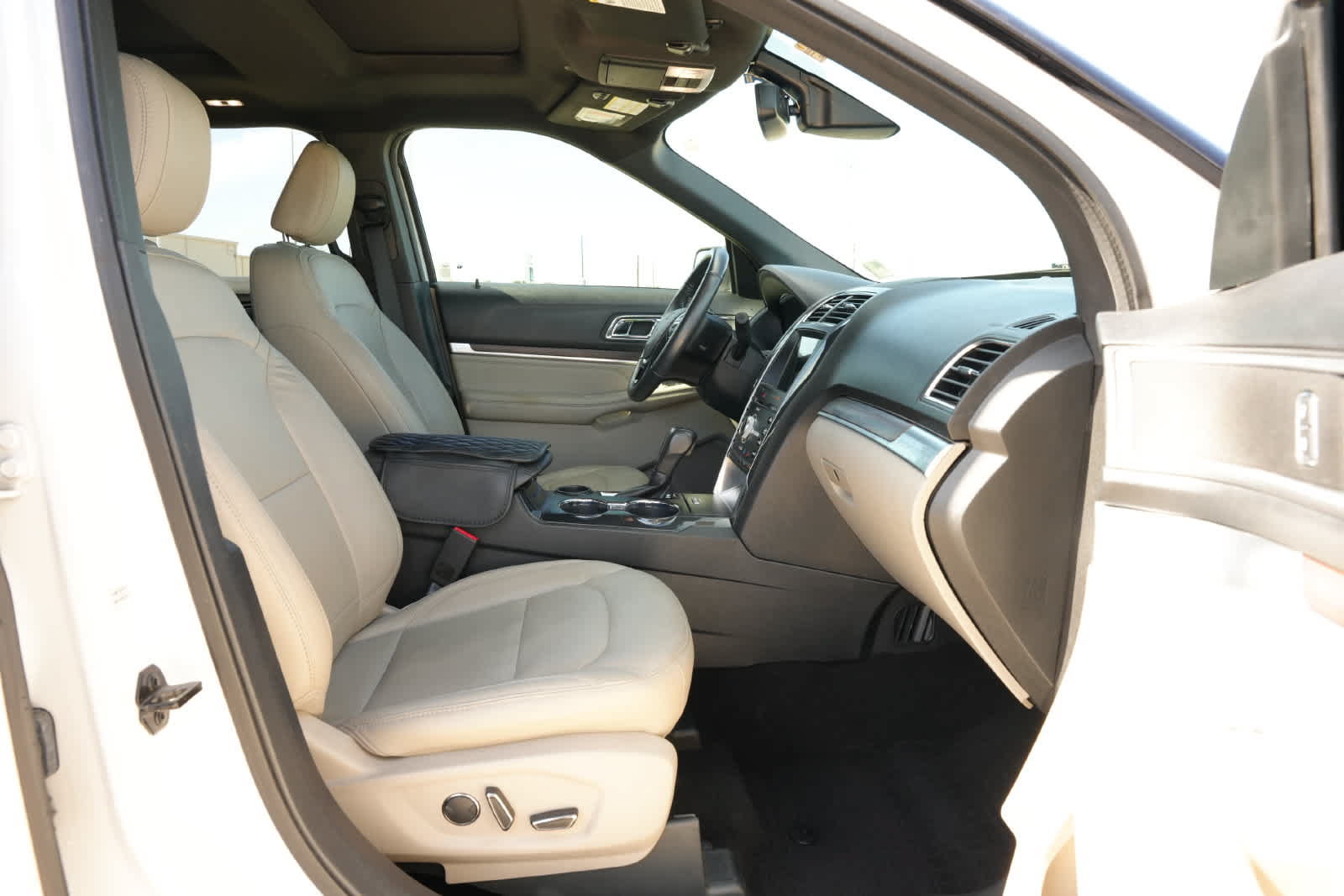 Used 2018 Ford Explorer Limited w/ Ford Safe & Smart Package FWD image 22