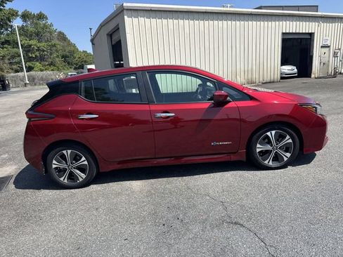 Used 2018 Nissan Leaf SV w/ SV Technology Package FWD image 4