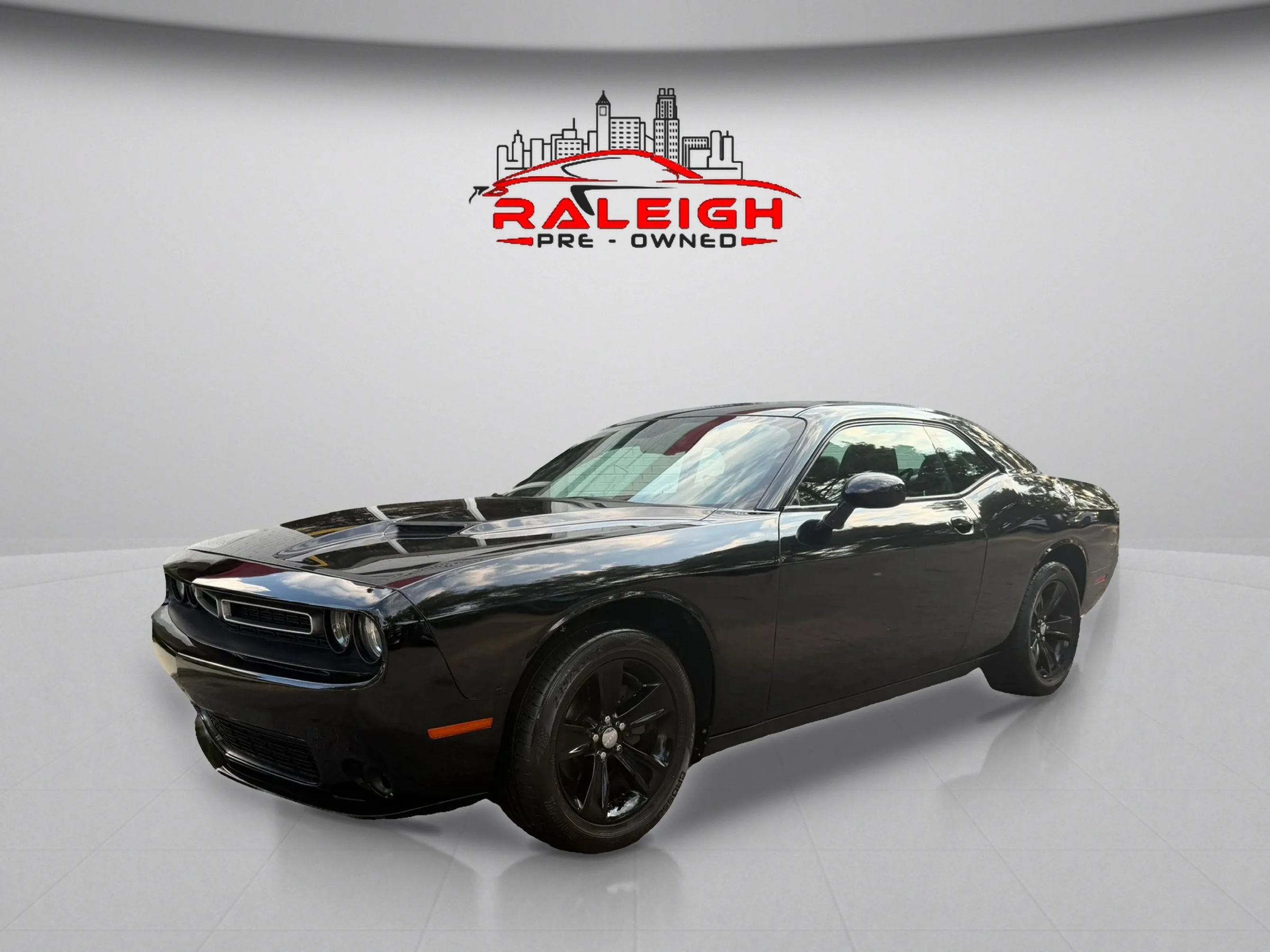 Used 2016 Dodge Challenger SXT RWD image 2