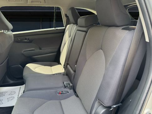 Used 2023 Toyota Highlander LE FWD image 15