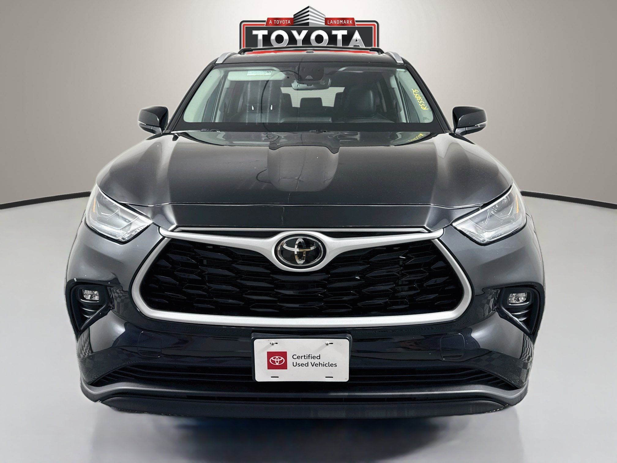 Used 2024 Toyota Highlander XLE AWD/4WD image 2