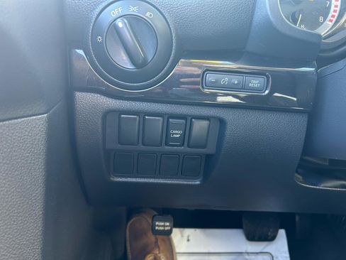 Used 2017 Nissan Titan SV image 25