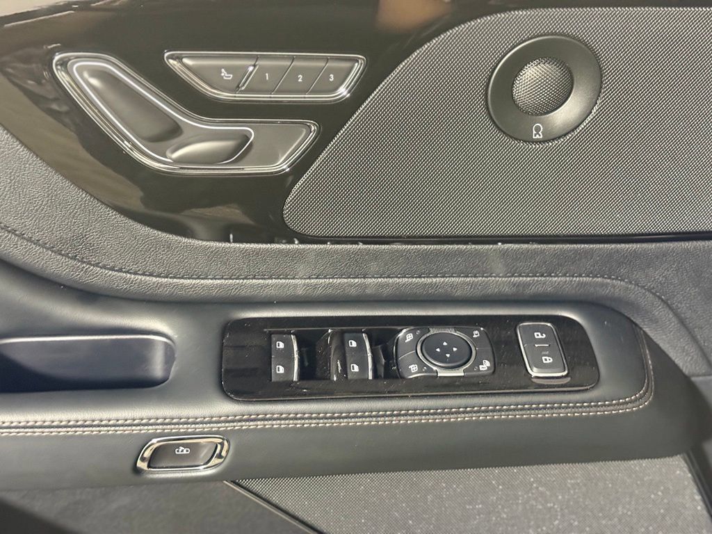Used 2025 Lincoln Aviator AWD w/ Jet Appearance Package image 22