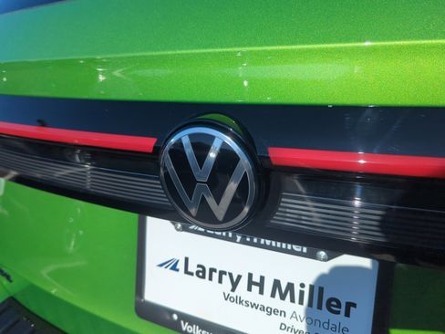 New 2026 Volkswagen Taos SE image 23