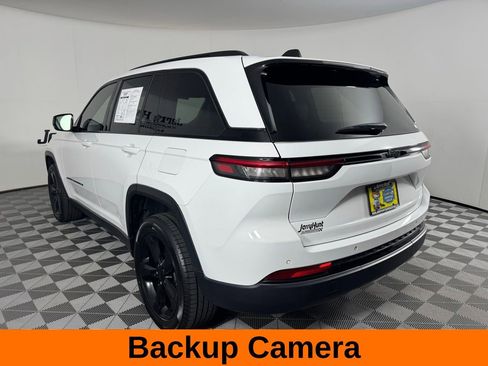 Used 2023 Jeep Grand Cherokee Altitude RWD image 9