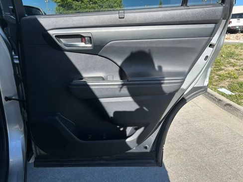 Used 2021 Toyota Highlander XLE AWD/4WD image 27