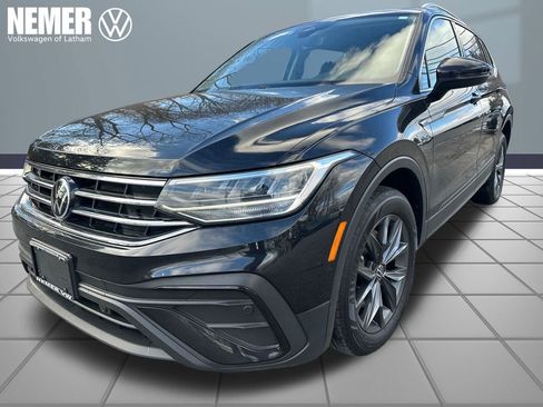 Used 2022 Volkswagen Tiguan SE w/ Panoramic Sunroof Package image 1