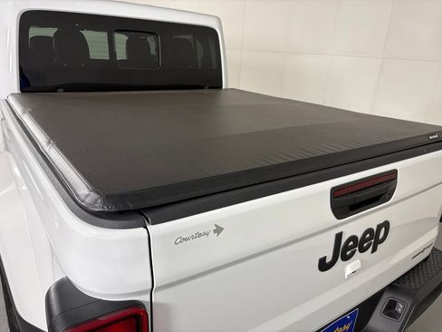 Used 2025 Jeep Gladiator Sport AWD/4WD image 37