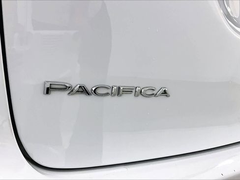 Used 2024 Chrysler Pacifica Touring-L FWD image 10
