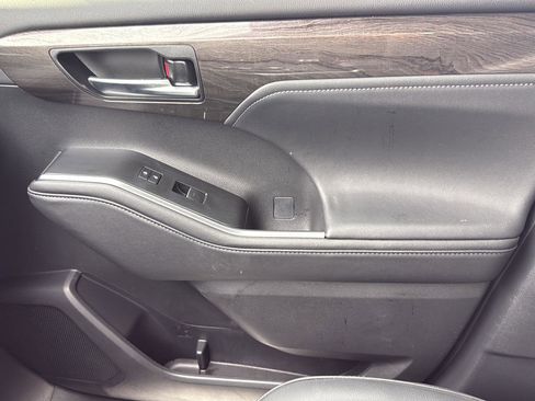 Used 2024 Toyota Highlander Platinum image 20