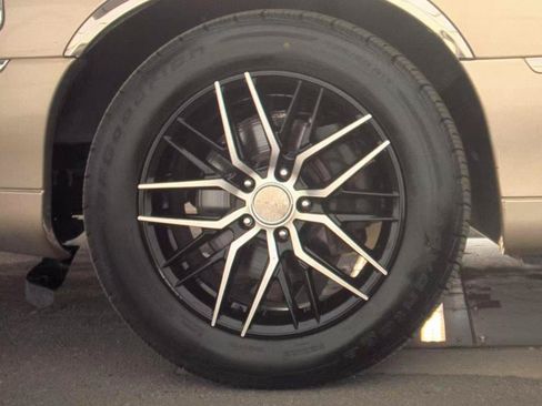 Used 2004 Lincoln Town Car Signature RWD image 7
