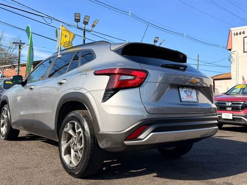 Used 2025 Chevrolet Trax LT FWD image 8