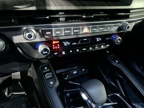 Used 2023 Kia Telluride EX w/ EX Captain's Chair Package FWD image 23