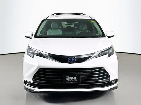 Used 2025 Toyota Sienna XLE w/ XLE Plus Package image 3