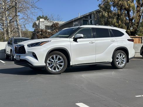 Used 2024 Toyota Highlander Limited image 1