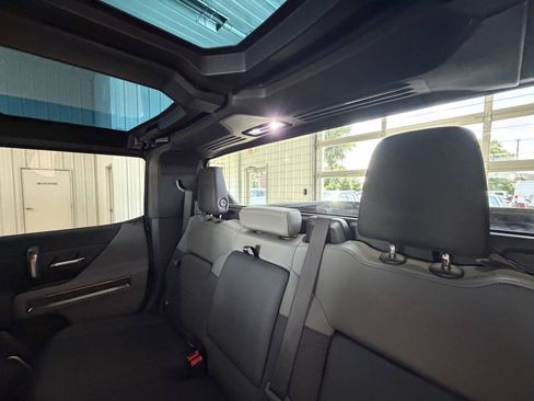 Used 2025 GMC Hummer EV 2X AWD/4WD image 40