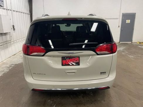 Used 2019 Chrysler Pacifica Touring-L Plus w/ Advanced Safetytec Group FWD image 9