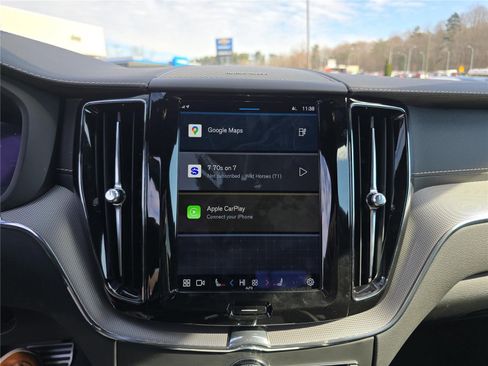 Used 2022 Volvo XC60 T8 R-Design image 26