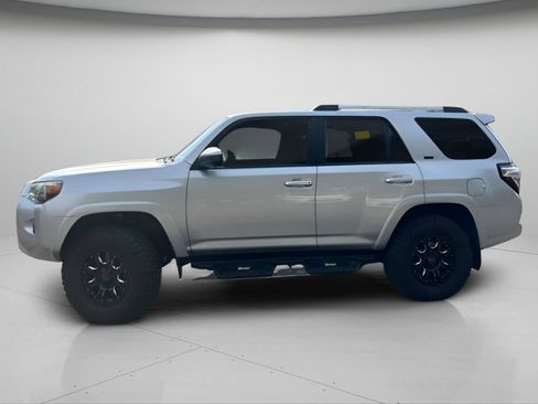 Used 2019 Toyota 4Runner SR5 AWD/4WD image 11