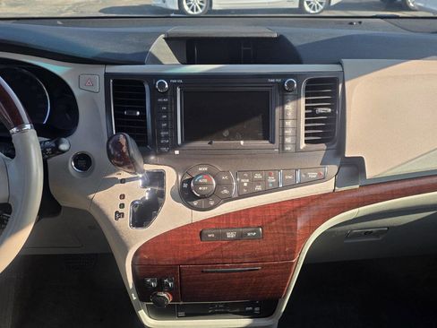 Used 2011 Toyota Sienna Limited w/ Premium Pkg image 18