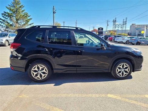 Used 2022 Subaru Forester Premium image 6