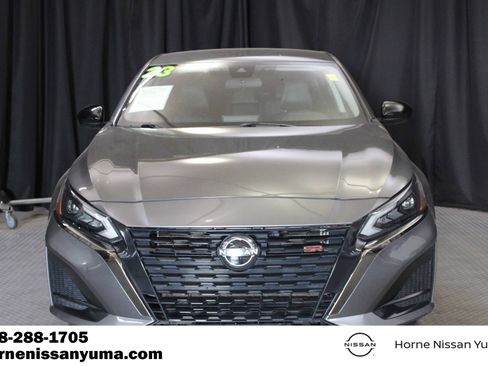 Used 2023 Nissan Altima 2.5 SR FWD image 2