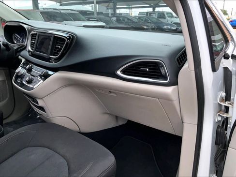 Used 2020 Chrysler Pacifica Touring FWD image 16