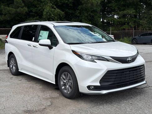 New 2026 Toyota Sienna XLE FWD image 3