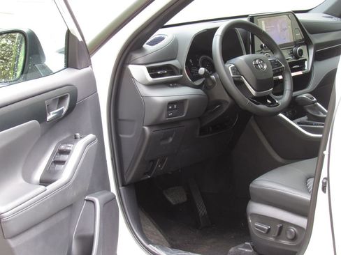 Certified 2025 Toyota Highlander XSE AWD/4WD image 9
