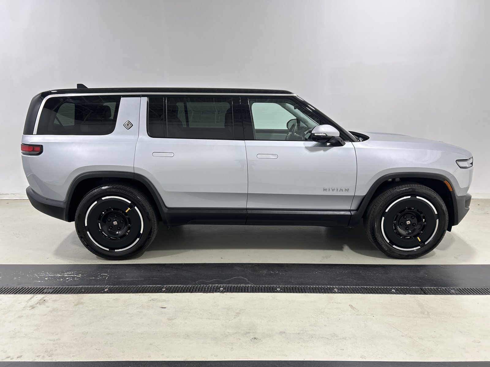 Used 2025 Rivian R1S Adventure Dual AWD/4WD image 6
