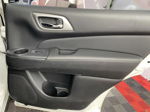 Used 2019 Nissan Pathfinder Platinum image 10