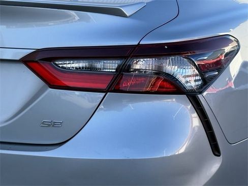 Used 2022 Toyota Camry SE image 6