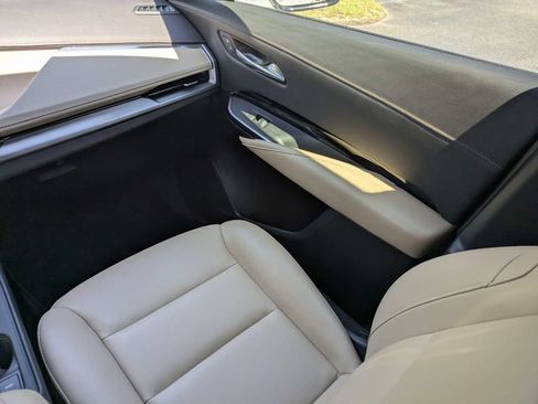 Used 2024 Cadillac XT4 Luxury w/ Cold Weather Package FWD image 20