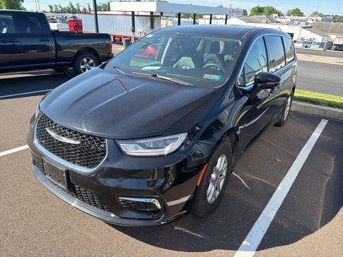 Used 2024 Chrysler Pacifica Touring-L FWD image 4
